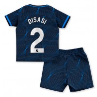 Otroški Nogometni dresi Chelsea Axel Disasi #2 Gostujoči 2023-24 Kratek Rokav (+ Kratke hlače)